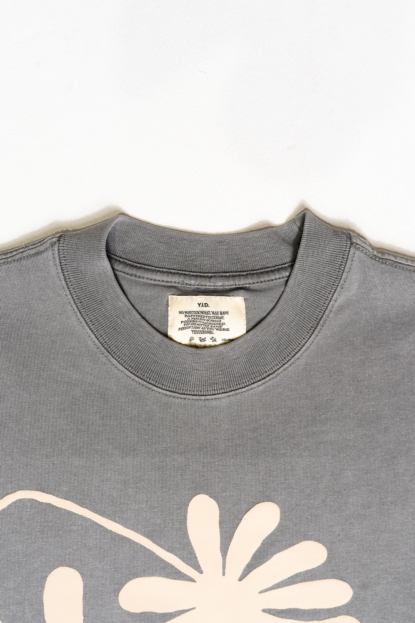 COROLLA TEE GREY